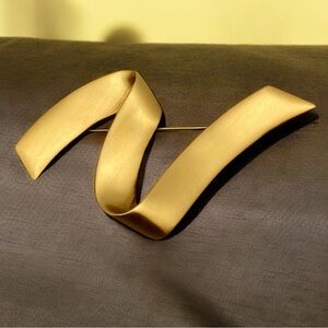 Vintage Monet Matte Gold-Tone Flowing Ribbon Brooch Modern Zigzag Classic Sleek